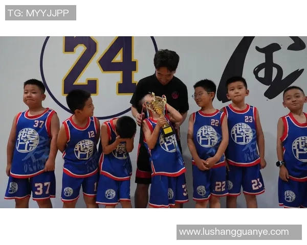 追逐梦想的篮球之路如何从普通少年蜕变为璀璨明星